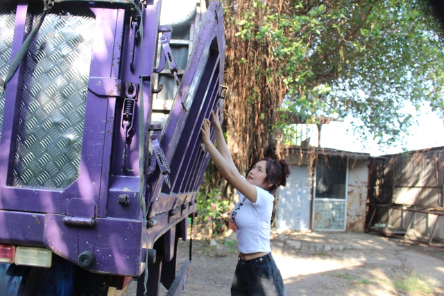 Cô gái Gia Lai 26 tuổi lái xe tải xuyên Việt, một tháng ngủ cabin 25 ngày- Ảnh 5. Cô gái Gia Lai 26 tuổi lái xe tải xuyên Việt, một tháng ngủ cabin 25 ngày- Ảnh 5.