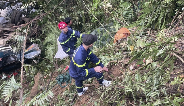 Đưa thi thể nạn nhân tử vong dưới vực sâu 200 m sau tai nạn giao thông- Ảnh 1.