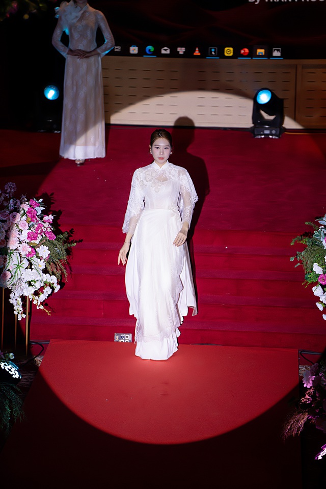 Khi tà áo dài kể câu chuyện của những 'bông hồng thép'- Ảnh 5. Khi tà áo dài kể câu chuyện của những 'bông hồng thép'- Ảnh 5.