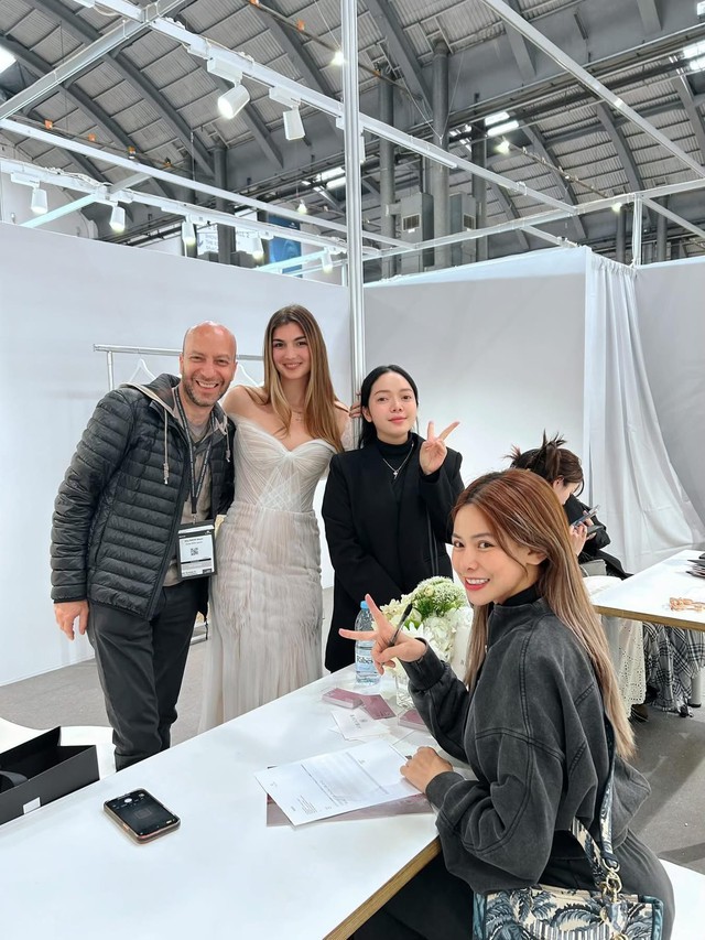 Nh&agrave; thiết kế nữ đưa thời trang Việt ra thế giới- Ảnh 2.