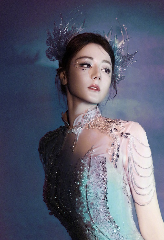 Ê kíp bay hạng thương gia, Địch Lệ Nhiệt Ba chịu ấm ức đi hạng phổ thông- Ảnh 2.