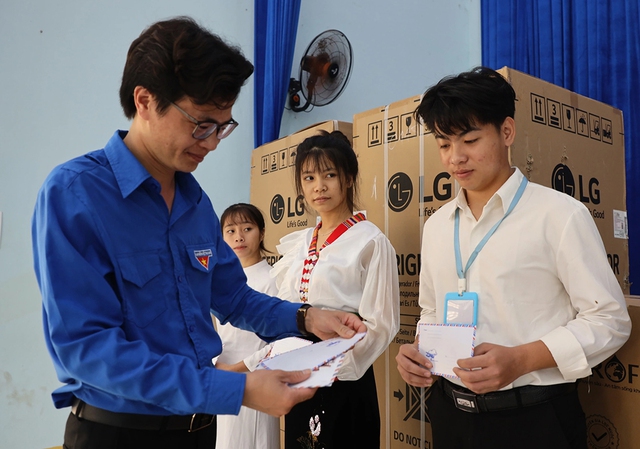 'Thắp lửa ước mơ' nơi miền bi&ecirc;n viễn- Ảnh 1.