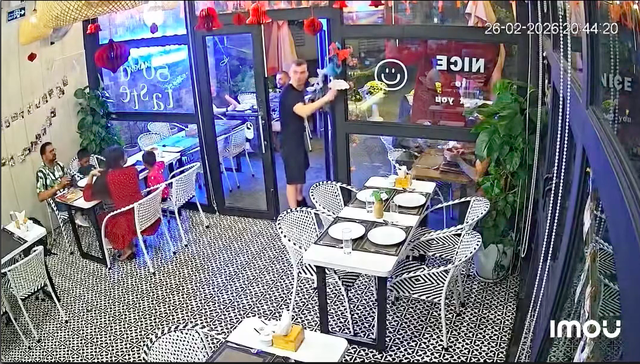 Du khách Nga quay lại bấm chuông, giơ 'like' và cúi đầu cảm ơn vì ăn ngon  - Ảnh 1.