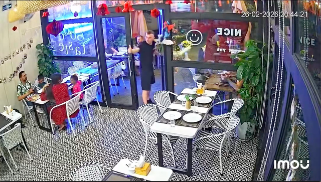 Du khách Nga quay lại bấm chuông, giơ 'like' và cúi đầu cảm ơn vì ăn ngon  - Ảnh 2.