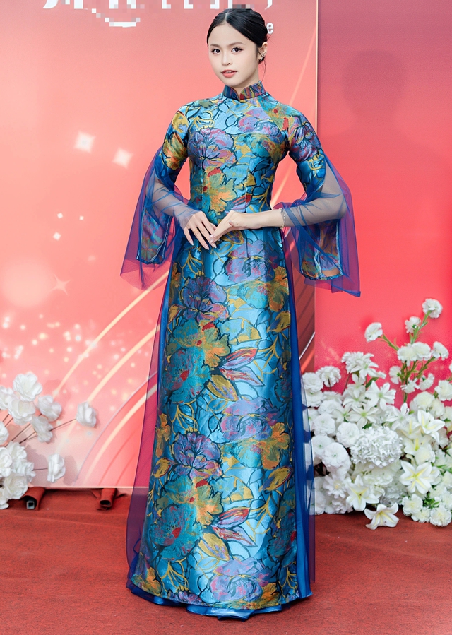 Khi tà áo dài kể câu chuyện của những 'bông hồng thép'- Ảnh 6. Khi tà áo dài kể câu chuyện của những 'bông hồng thép'- Ảnh 6.