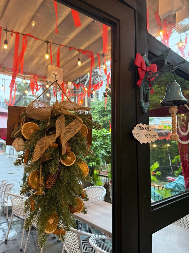 Du khách Nga quay lại bấm chuông, giơ 'like' và cúi đầu cảm ơn vì ăn ngon  - Ảnh 3.