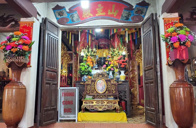 Vật thi&ecirc;ng của l&agrave;ng: Khối đ&aacute; được thay ho&agrave;ng b&agrave;o mỗi năm- Ảnh 2.