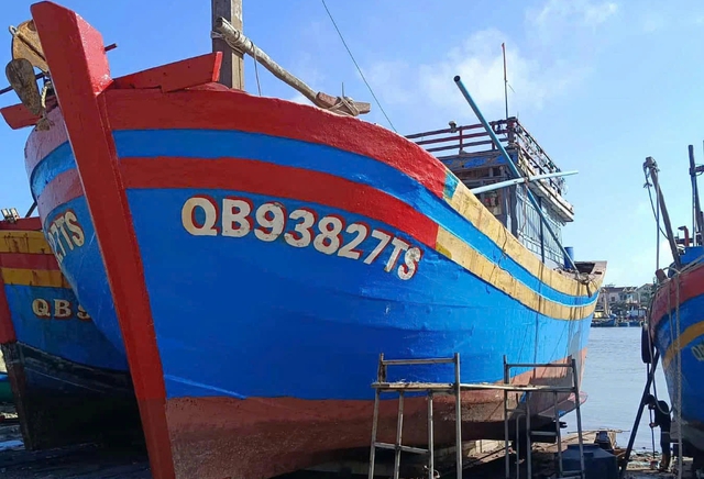 T&agrave;u c&aacute; mất li&ecirc;n lạc tại Quảng Trị: T&igrave;m kiếm thuyền vi&ecirc;n mất t&iacute;ch tr&ecirc;n biển - Ảnh 1.