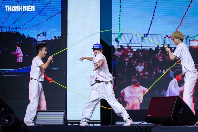 Gặp sự cố tr&igrave;nh diễn, Đ&ocirc;ng Nhi vẫn 'đốt ch&aacute;y' s&acirc;n khấu trước h&agrave;ng ng&agrave;n kh&aacute;n giả- Ảnh 13.