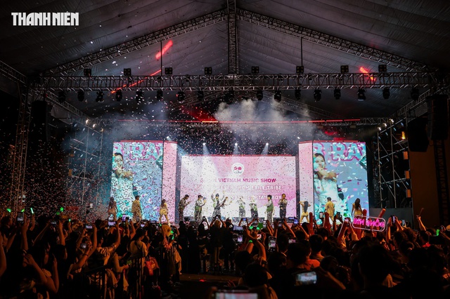 Gặp sự cố tr&igrave;nh diễn, Đ&ocirc;ng Nhi vẫn 'đốt ch&aacute;y' s&acirc;n khấu trước h&agrave;ng ng&agrave;n kh&aacute;n giả- Ảnh 5.