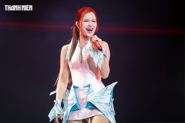 Gặp sự cố tr&igrave;nh diễn, Đ&ocirc;ng Nhi vẫn 'đốt ch&aacute;y' s&acirc;n khấu trước h&agrave;ng ng&agrave;n kh&aacute;n giả- Ảnh 1.