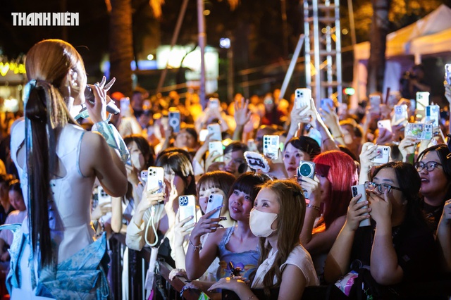 Gặp sự cố tr&igrave;nh diễn, Đ&ocirc;ng Nhi vẫn 'đốt ch&aacute;y' s&acirc;n khấu trước h&agrave;ng ng&agrave;n kh&aacute;n giả- Ảnh 3.