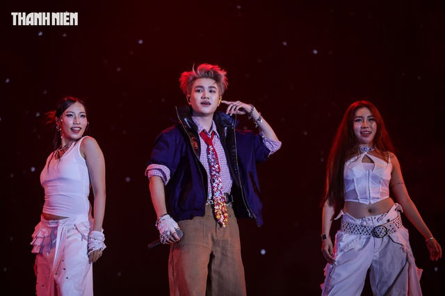 Gặp sự cố tr&igrave;nh diễn, Đ&ocirc;ng Nhi vẫn 'đốt ch&aacute;y' s&acirc;n khấu trước h&agrave;ng ng&agrave;n kh&aacute;n giả- Ảnh 11.