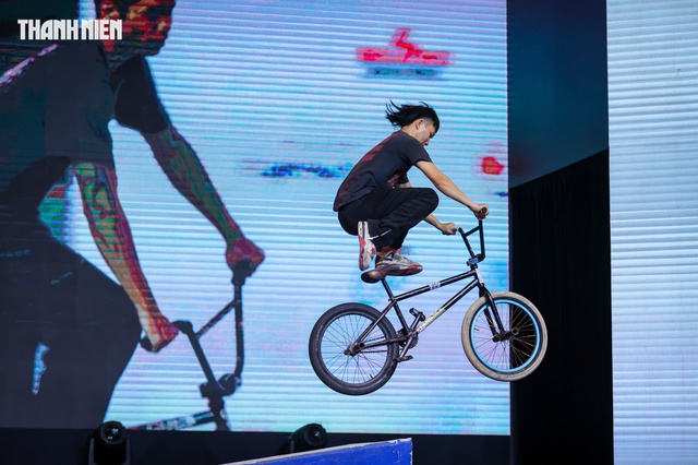 Gặp sự cố tr&igrave;nh diễn, Đ&ocirc;ng Nhi vẫn 'đốt ch&aacute;y' s&acirc;n khấu trước h&agrave;ng ng&agrave;n kh&aacute;n giả- Ảnh 12.