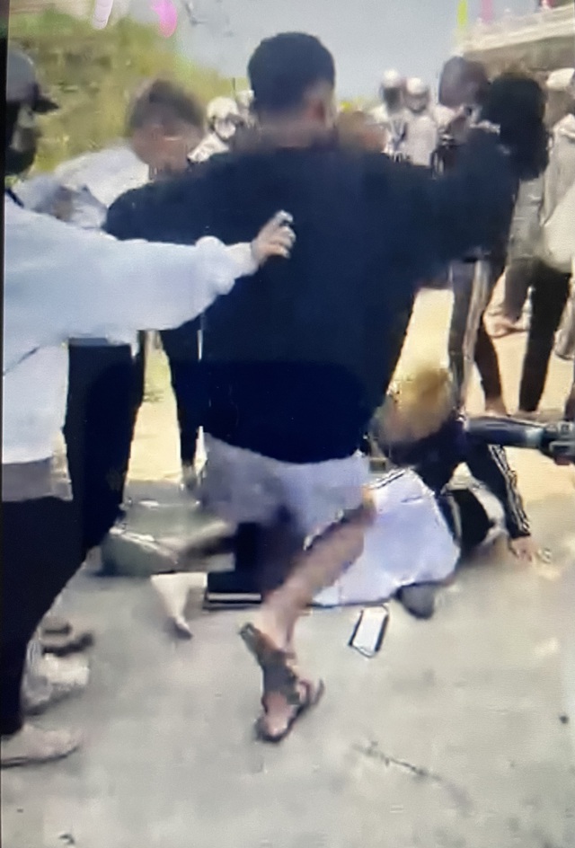  Điều tra thông tin đoạn clip một thiếu niên đánh hội đồng  - Ảnh 2.