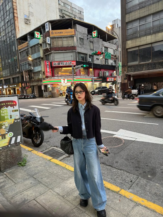 Áo sơ mi kết hợp quần denim tạo nên bản phối cuốn hút ngày đầu hè- Ảnh 9.