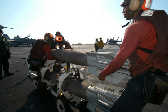 Mỹ khẩn cấp duyệt bán vũ khí cho Israel - Ảnh 1.