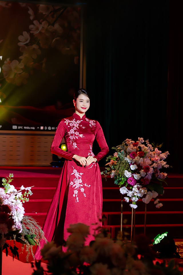 Khi tà áo dài kể câu chuyện của những 'bông hồng thép'- Ảnh 9. Khi tà áo dài kể câu chuyện của những 'bông hồng thép'- Ảnh 9.