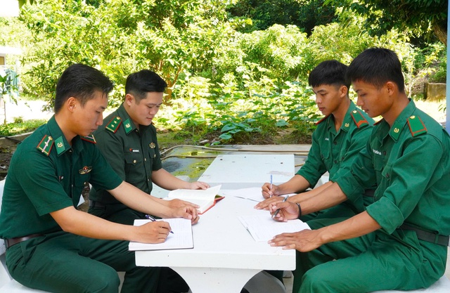 Trung &uacute;y Nguyễn Trường Minh giữ lửa tuổi trẻ nơi đảo H&ograve;n Khoai tiền ti&ecirc;u cực Nam  - Ảnh 2.