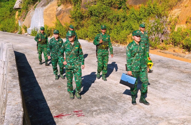 Trung &uacute;y Nguyễn Trường Minh giữ lửa tuổi trẻ nơi đảo H&ograve;n Khoai tiền ti&ecirc;u cực Nam  - Ảnh 3.