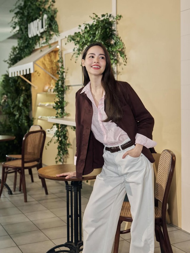 Áo sơ mi kết hợp quần denim tạo nên bản phối cuốn hút ngày đầu hè- Ảnh 6.