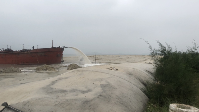 Bắt 'tr&ugrave;m c&aacute;t' lậu ở v&ugrave;ng biển Quảng Ninh - Ảnh 2.