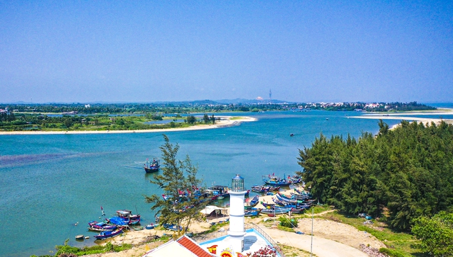 Đề xuất 950 tỉ đồng x&acirc;y đ&ecirc; chắn c&aacute;t, nạo v&eacute;t luồng lạch tại Cửa Lở - Ảnh 1.