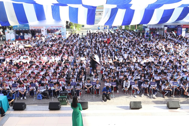 Rộng cửa x&eacute;t tuyển v&agrave;o khối ng&agrave;nh kinh tế, ng&acirc;n h&agrave;ng, luật - Ảnh 2.