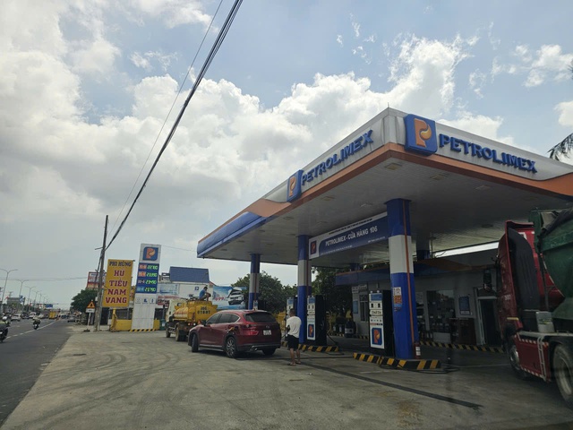 Vì sao các cửa hàng xăng dầu ở TP.HCM không đổ đầy cho xe ben, đầu kéo?- Ảnh 1.