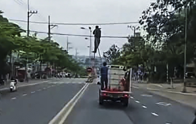 Quảng Ng&atilde;i: Xử phạt t&agrave;i xế chở người đu b&aacute;m tr&ecirc;n th&ugrave;ng xe tải khi đang chạy- Ảnh 1.