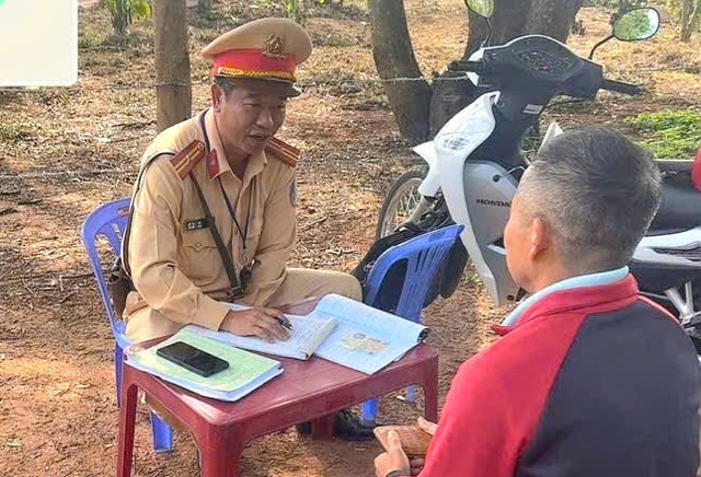 Quảng Ng&atilde;i: Xử phạt t&agrave;i xế chở người đu b&aacute;m tr&ecirc;n th&ugrave;ng xe tải khi đang chạy- Ảnh 2.