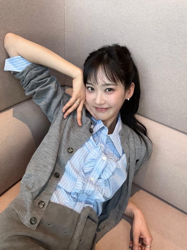 Áo cardigan mỏng giúp hoàn thiện phong cách thời trang trong ngày giao mùa- Ảnh 5. Áo cardigan mỏng giúp hoàn thiện phong cách thời trang trong ngày giao mùa- Ảnh 5.