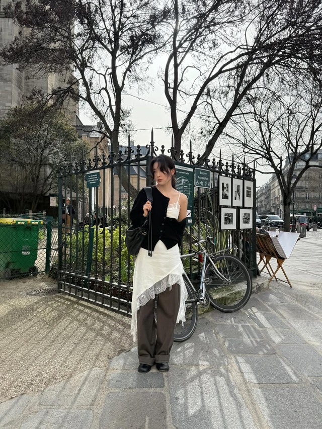 Áo cardigan mỏng giúp hoàn thiện phong cách thời trang trong ngày giao mùa- Ảnh 11. Áo cardigan mỏng giúp hoàn thiện phong cách thời trang trong ngày giao mùa- Ảnh 11.