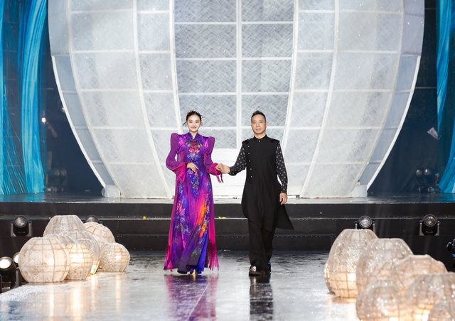 Hoa hậu Yến Nhi tỏa sáng trong tà áo dài 'Tứ bình hoa lụa'- Ảnh 2.