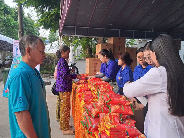 Trường đại học Cửu Long tổ chức kh&aacute;m bệnh gi&uacute;p người d&acirc;n- Ảnh 2.