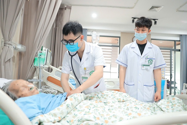 Bác sĩ nội trú mới được tuyển dụng nhận lương bậc 2 - Ảnh 1.