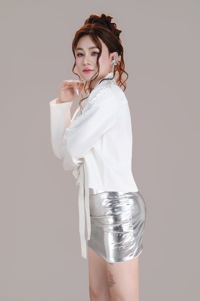 Diễn vi&ecirc;n từng đi l&agrave;m c&ocirc;ng ty điện m&aacute;y, bất ngờ rẽ hướng đi h&aacute;t l&ocirc; t&ocirc; - Ảnh 2.