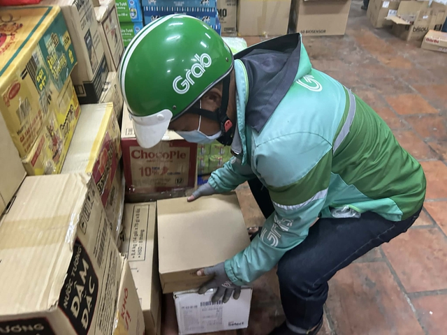 Shipper chật vật khi gi&aacute; xăng tăng - Ảnh 4.