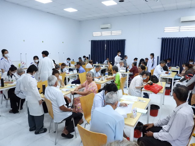 Trường đại học Cửu Long tổ chức kh&aacute;m bệnh gi&uacute;p người d&acirc;n- Ảnh 1.