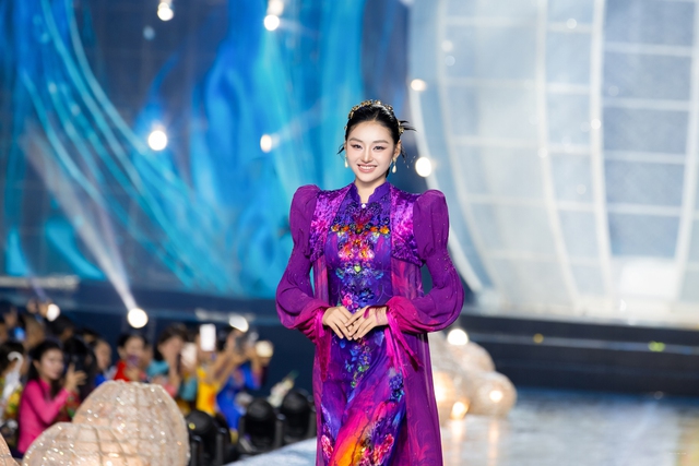 Hoa hậu Yến Nhi tỏa sáng trong tà áo dài 'Tứ bình hoa lụa'- Ảnh 1.