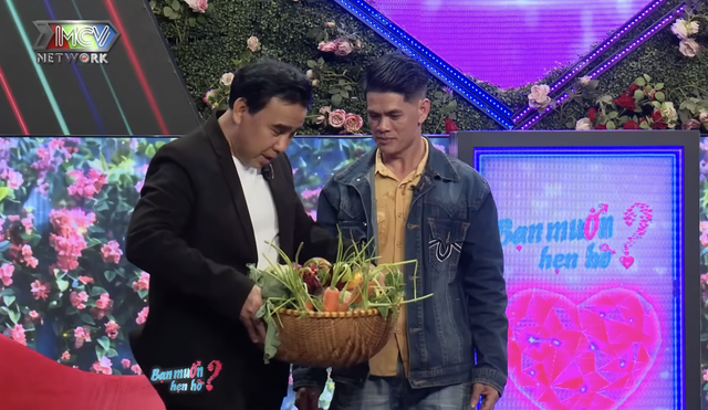 Mang th&uacute;ng rau củ đi hẹn h&ograve; , &ocirc;ng bố hai con chinh phục nữ c&ocirc;ng nh&acirc;n - Ảnh 1.