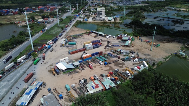 H&agrave;ng loạt vi phạm tại c&aacute;c b&atilde;i xe tr&aacute;i ph&eacute;p, phường C&aacute;t L&aacute;i ra qu&acirc;n xử l&yacute; - Ảnh 1.