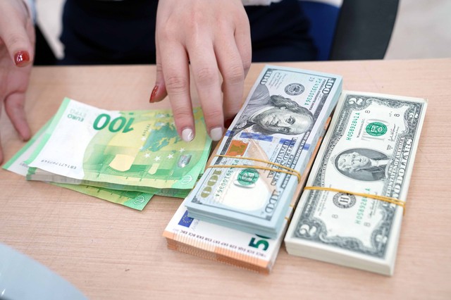 Gi&aacute; USD h&ocirc;m nay 8.3.2026: Tăng cao đẩy euro, bảng Anh sụt giảm - Ảnh 1.