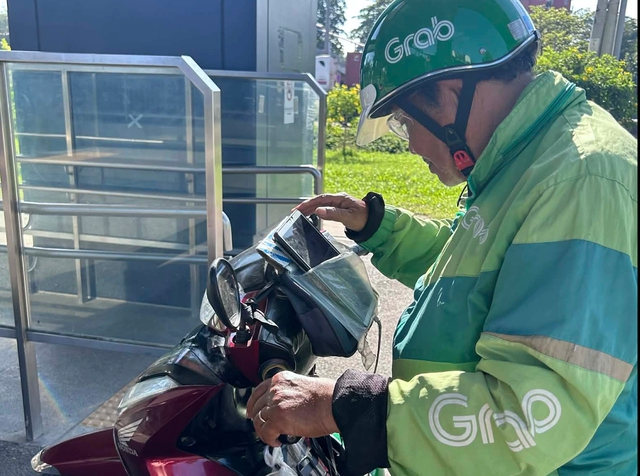 Shipper chật vật khi gi&aacute; xăng tăng - Ảnh 3.