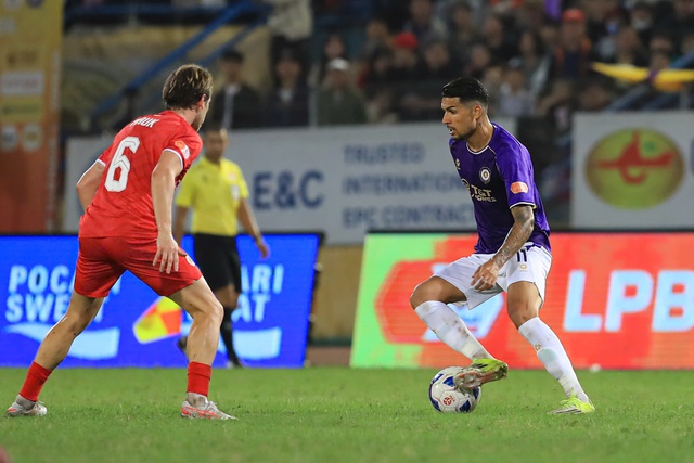 Ho&agrave;ng H&ecirc;n chơi cực hay khi HLV Kim Sang-sik dự kh&aacute;n, H&agrave; Nội quật ng&atilde; đội đầu bảng CAHN- Ảnh 5.