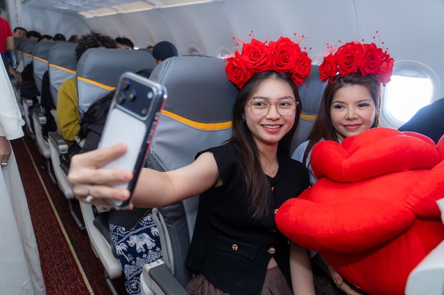 Bất ngờ tr&ecirc;n chuyến bay đặc biệt của Vietjet: nữ h&agrave;nh kh&aacute;ch nhận 1 chỉ v&agrave;ng - Ảnh 1.