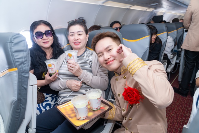 Bất ngờ tr&ecirc;n chuyến bay đặc biệt của Vietjet: nữ h&agrave;nh kh&aacute;ch nhận 1 chỉ v&agrave;ng - Ảnh 2.