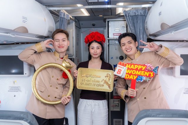 Bất ngờ tr&ecirc;n chuyến bay đặc biệt của Vietjet: nữ h&agrave;nh kh&aacute;ch nhận 1 chỉ v&agrave;ng - Ảnh 3.