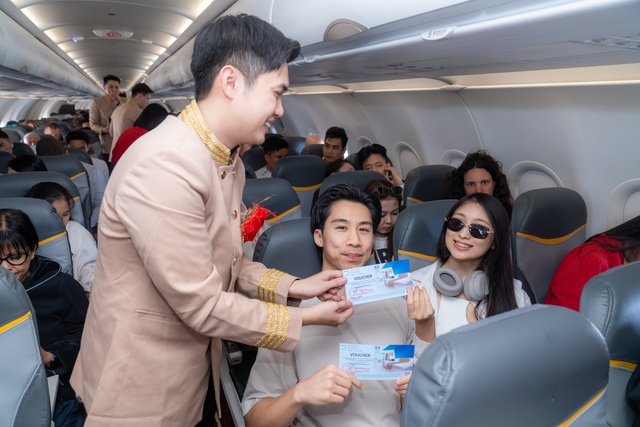 Bất ngờ tr&ecirc;n chuyến bay đặc biệt của Vietjet: nữ h&agrave;nh kh&aacute;ch nhận 1 chỉ v&agrave;ng - Ảnh 4.