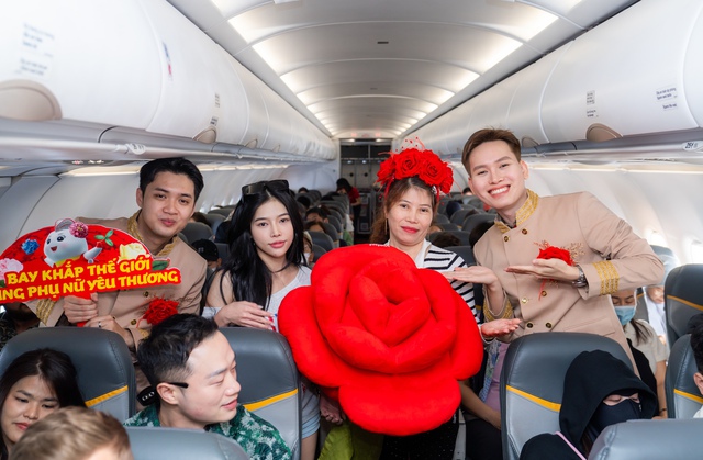Bất ngờ tr&ecirc;n chuyến bay đặc biệt của Vietjet: nữ h&agrave;nh kh&aacute;ch nhận 1 chỉ v&agrave;ng - Ảnh 5.